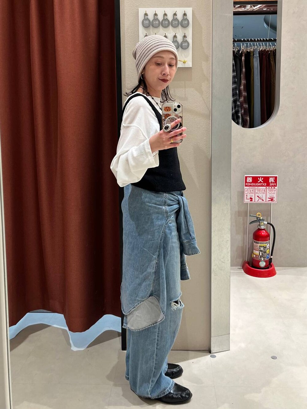 ホワイト系のTシャツ/カットソー、ブルー系のシャツ/ブラウス、ブルー系のデニムパンツを着用したレディースの春コーディネートの2枚目の写真