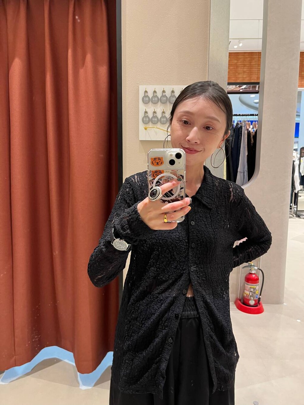 ブラック系のその他パンツ、ブラック系のTシャツ/カットソーを着用したレディースの夏コーディネートの4枚目の写真