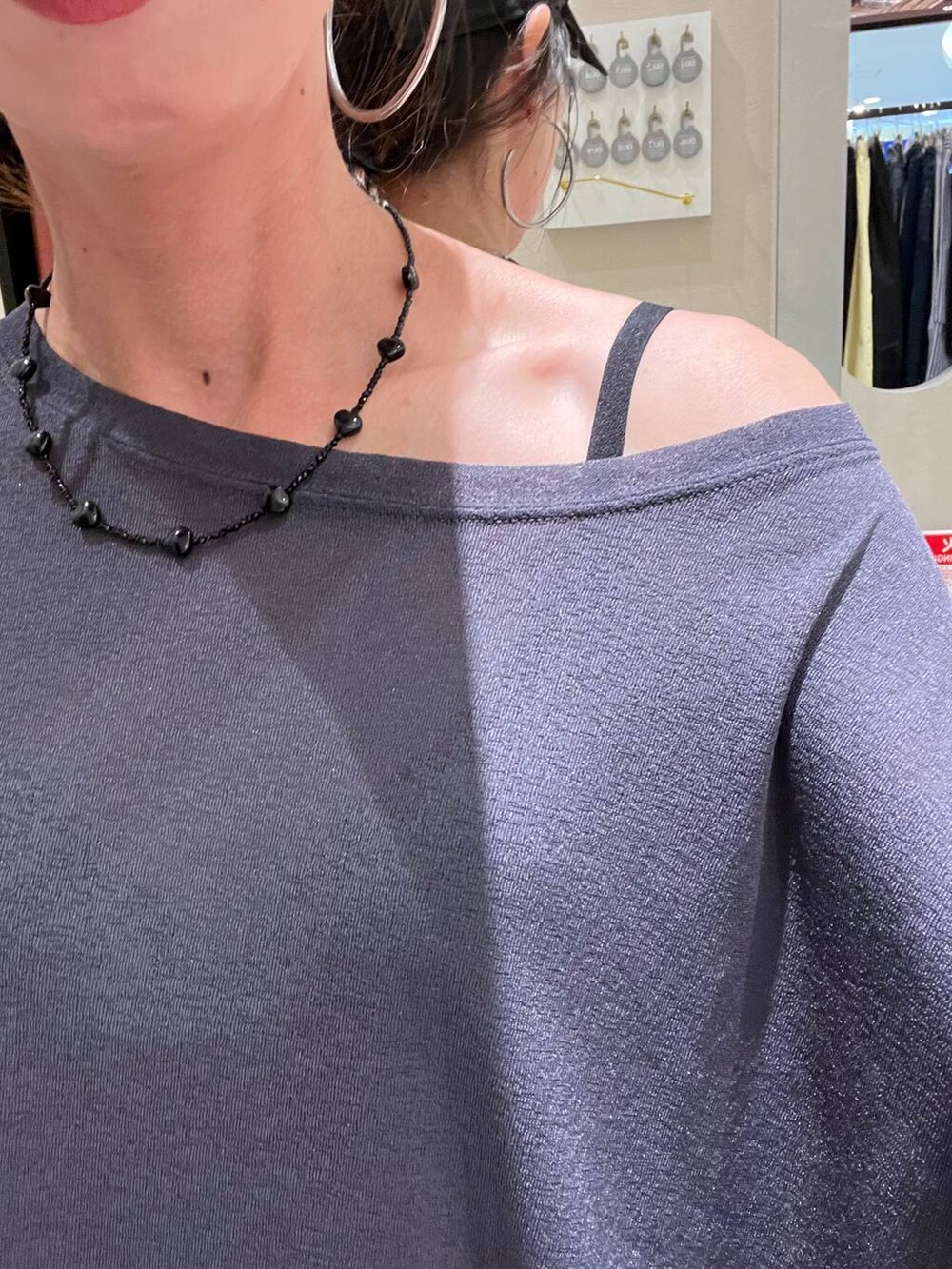 その他のスカート、グレー系のTシャツ/カットソー、ブラック系のキャップを着用したレディースの夏コーディネートの4枚目の写真