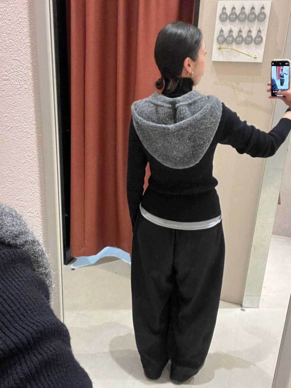 ブラック系のその他パンツ、ブラック系のニット/セーター、グレー系のTシャツ/カットソーを着用したレディースの秋コーディネートの3枚目の写真