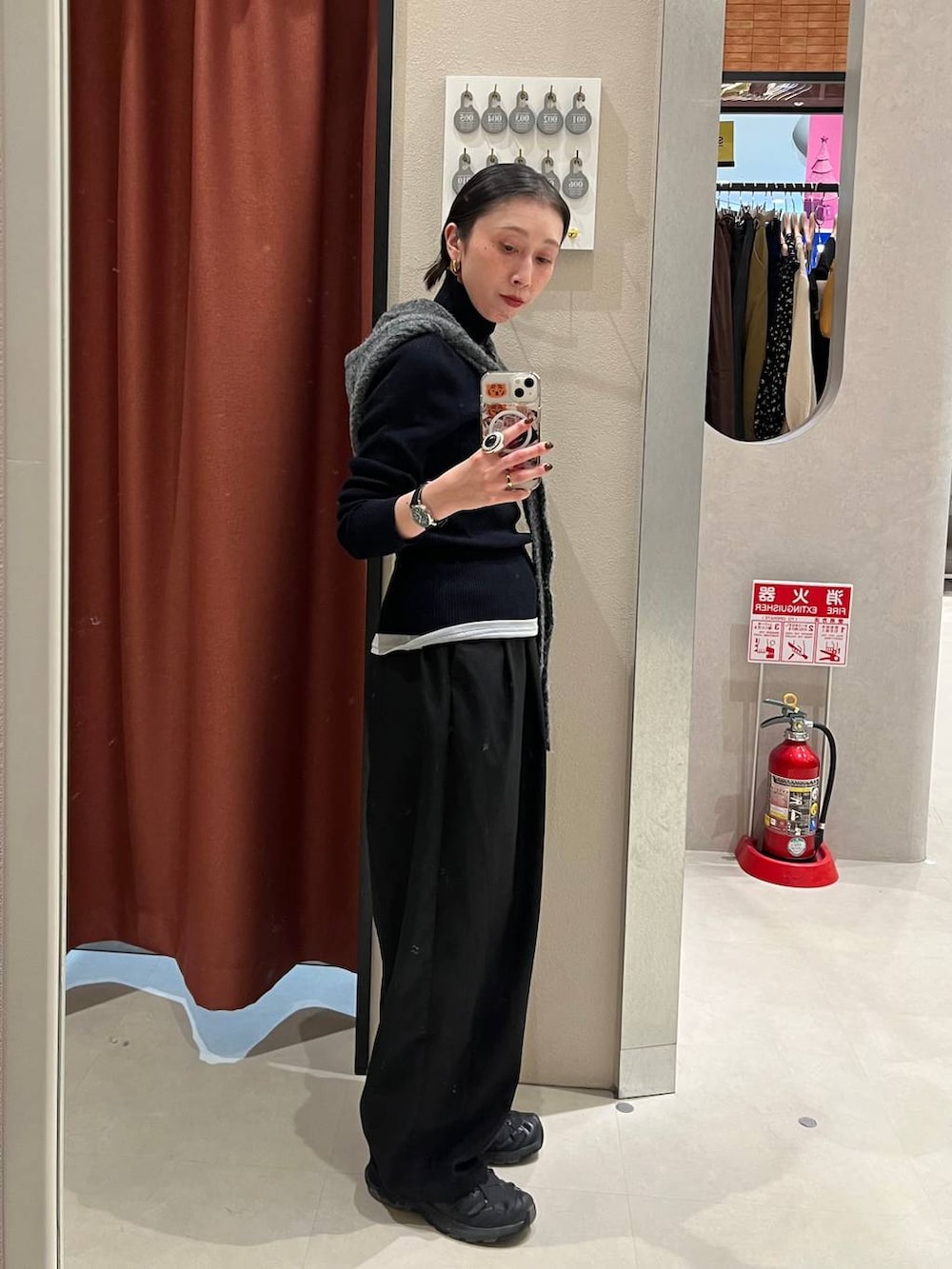 ブラック系のその他パンツ、ブラック系のニット/セーター、グレー系のTシャツ/カットソーを着用したレディースの秋コーディネートの2枚目の写真