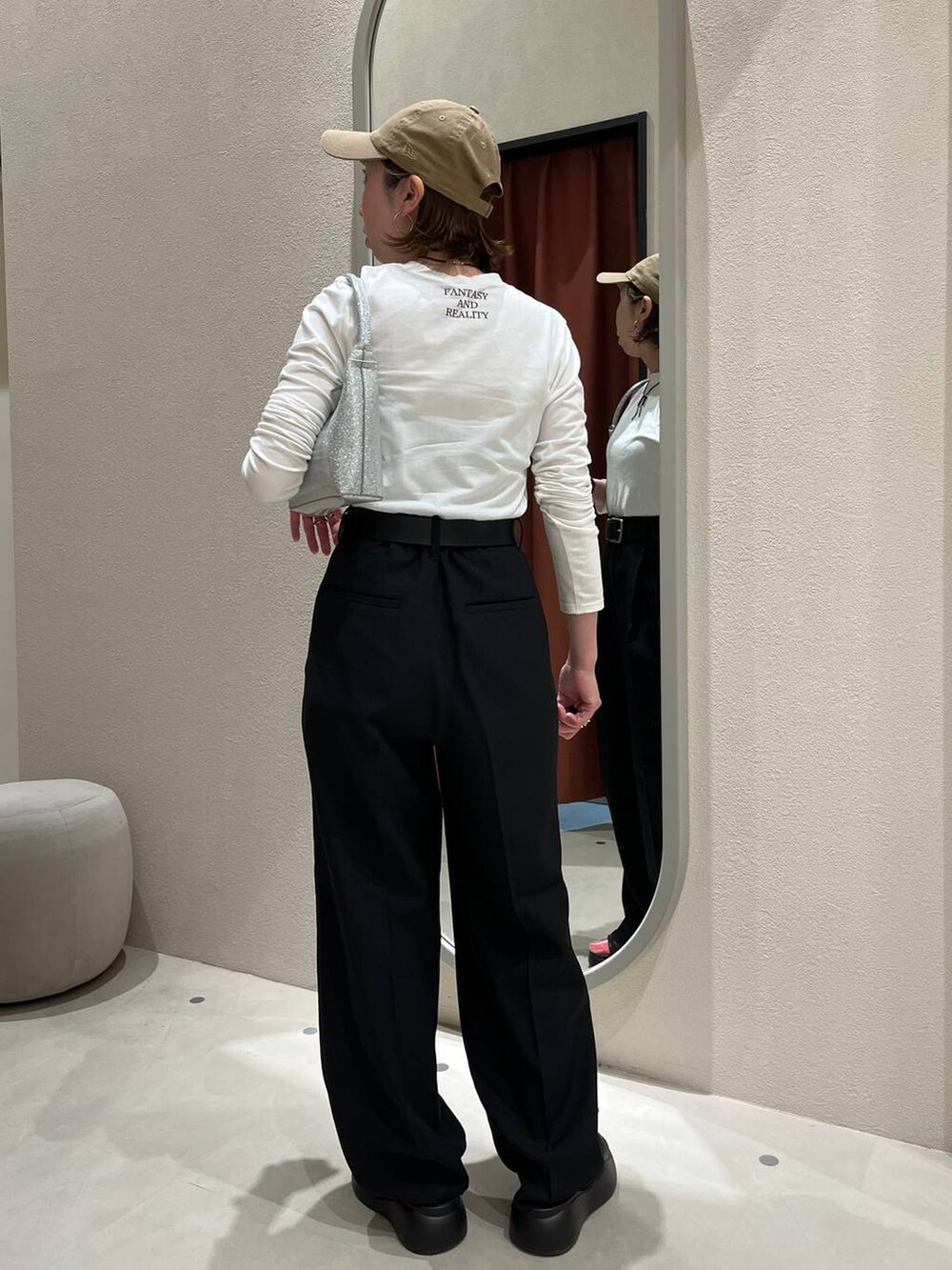 ブラック系のサンダル、ホワイト系のTシャツ/カットソー、シルバー系のハンドバッグを着用したレディースの春コーディネートの2枚目の写真