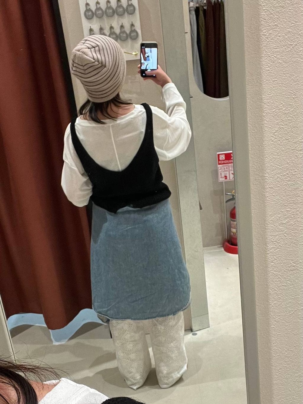 ホワイト系のTシャツ/カットソー、ブルー系のシャツ/ブラウス、ホワイト系のその他パンツを着用したレディースの春コーディネートの3枚目の写真