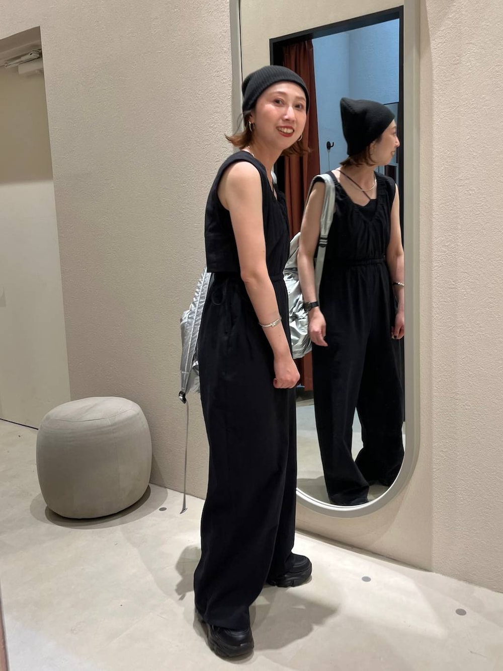 ブラック系のサロペット/オーバーオール、ブラック系のスニーカー、シルバー系のバックパック/リュックを着用したレディースの夏コーディネートの2枚目の写真