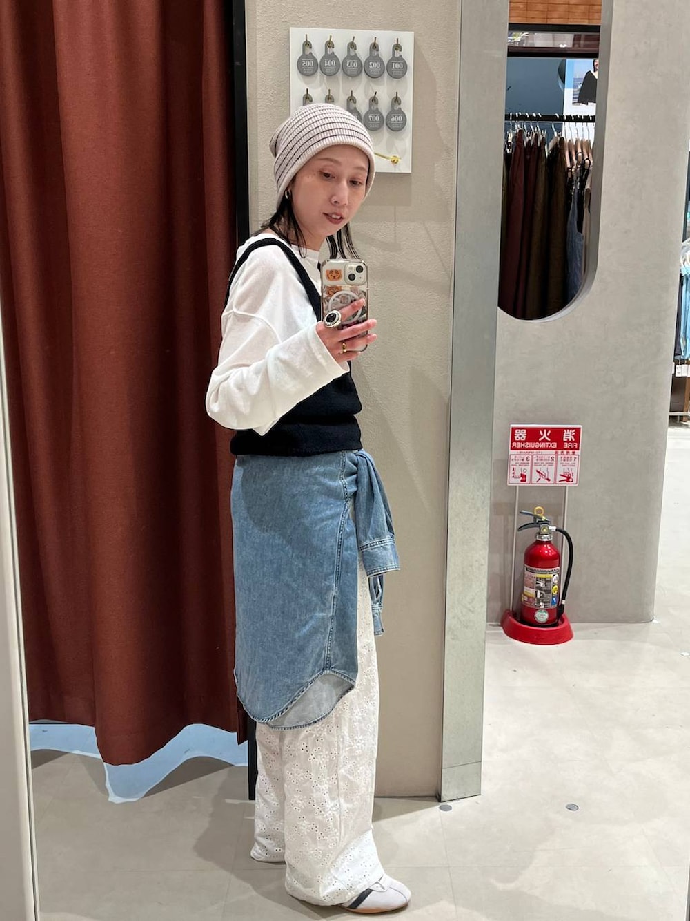 ホワイト系のTシャツ/カットソー、ブルー系のシャツ/ブラウス、ホワイト系のその他パンツを着用したレディースの春コーディネートの2枚目の写真