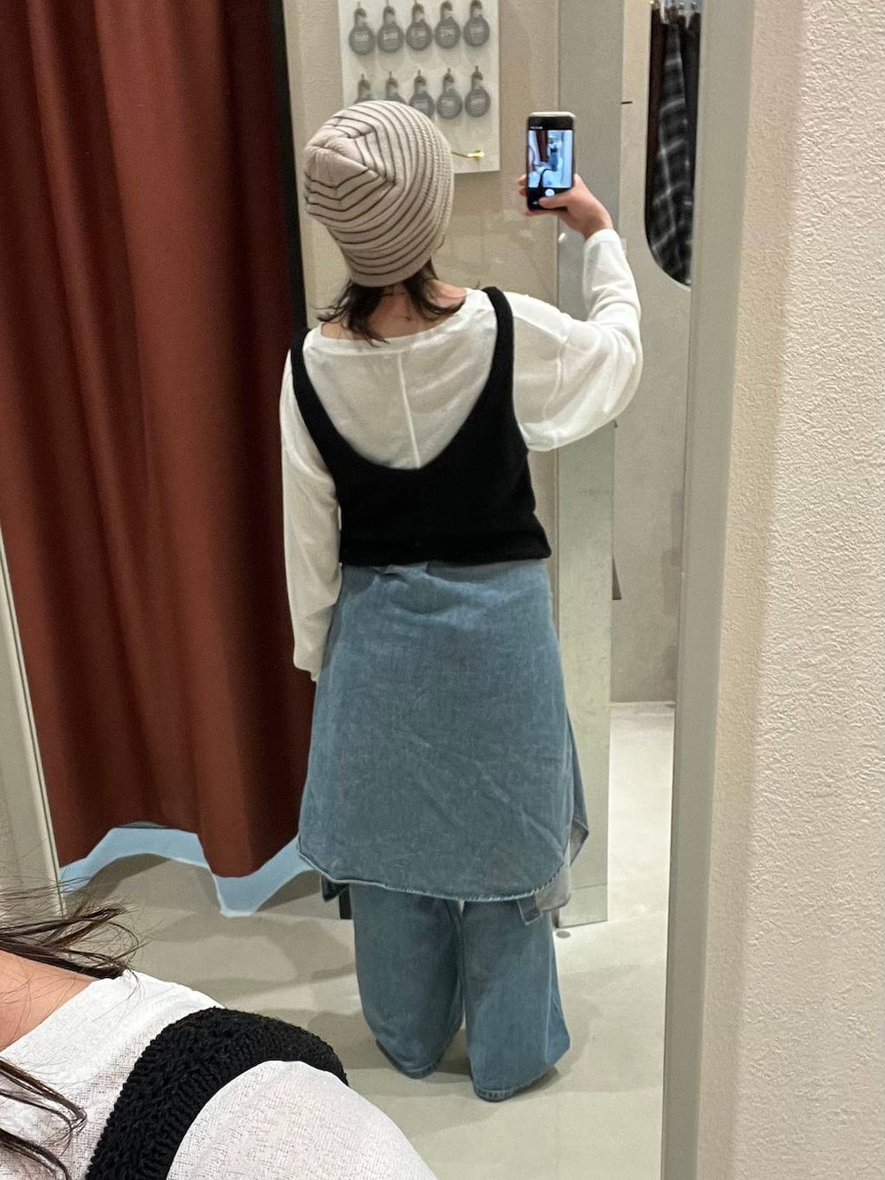 ホワイト系のTシャツ/カットソー、ブルー系のシャツ/ブラウス、ブルー系のデニムパンツを着用したレディースの春コーディネートの3枚目の写真