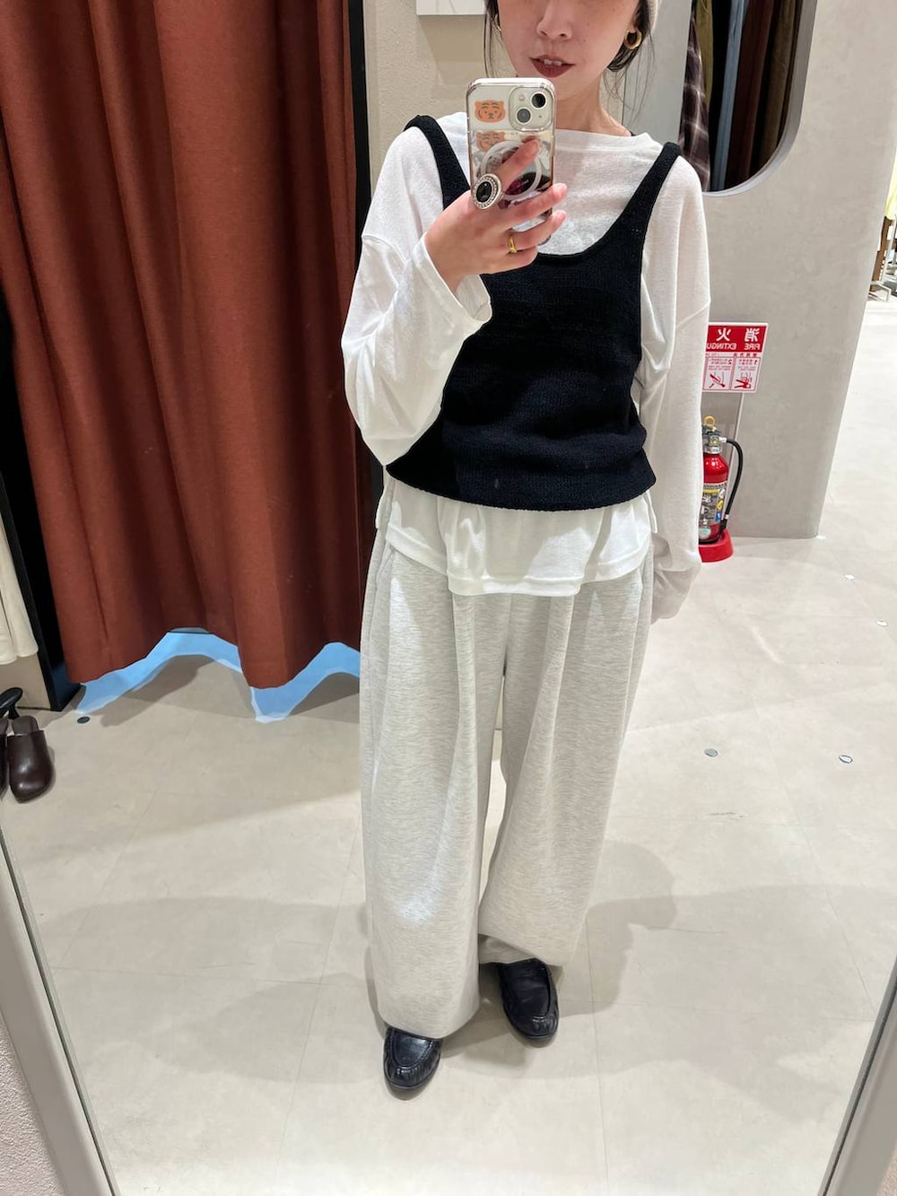 グレー系のスウェットパンツ、ホワイト系のTシャツ/カットソー、ブラック系のローファーを着用したレディースの春コーディネートの5枚目の写真