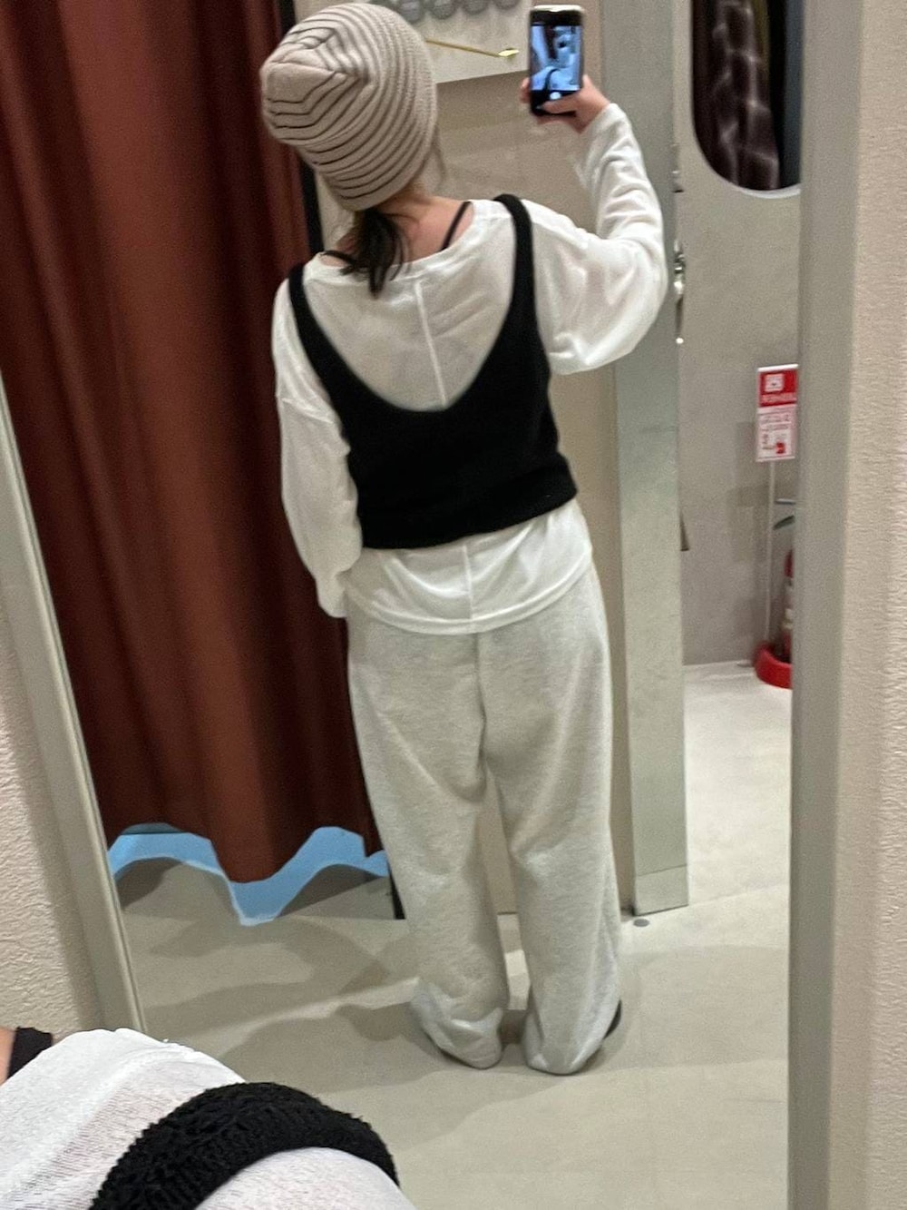 グレー系のスウェットパンツ、ホワイト系のTシャツ/カットソー、ブラック系のローファーを着用したレディースの春コーディネートの3枚目の写真