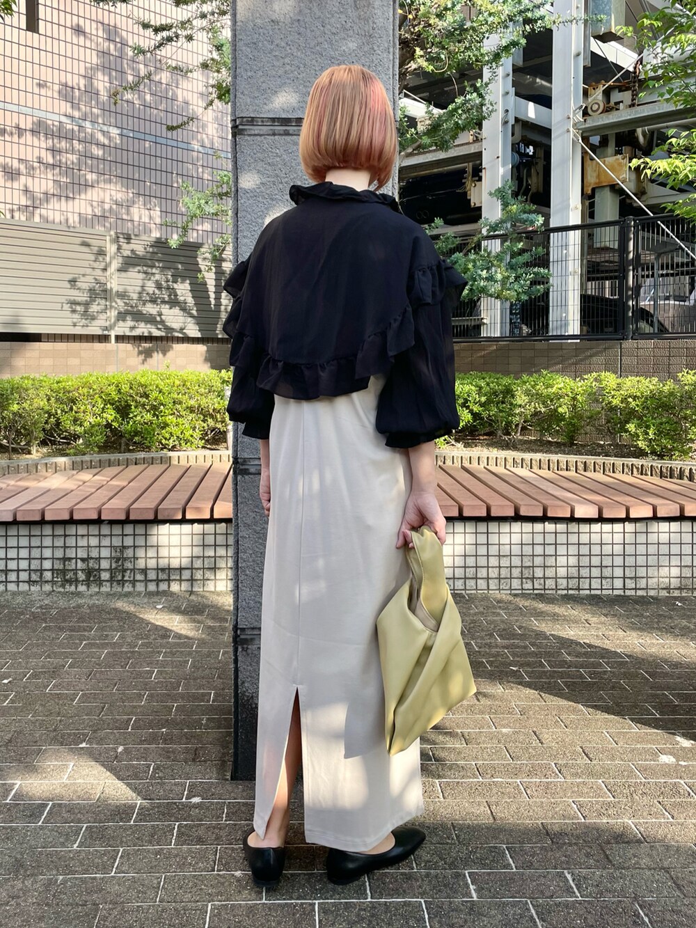 ブラック系のシャツ/ブラウス、ホワイト系のワンピース、グリーン系のハンドバッグを着用したレディースの春コーディネートの2枚目の写真