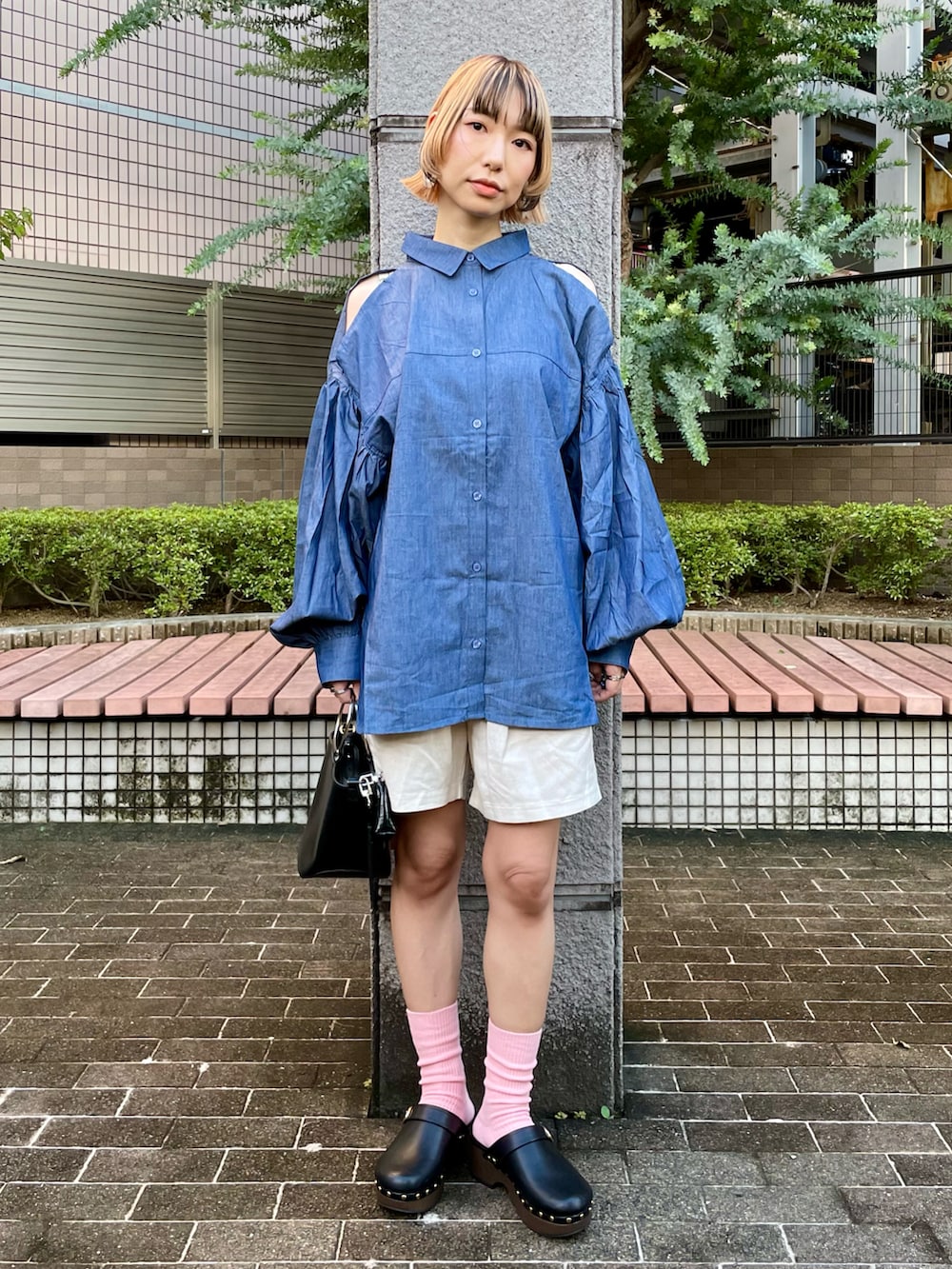 ブルー系のシャツ/ブラウス、ホワイト系のその他パンツ、ブラック系のサンダルを着用したレディースの夏コーディネートの2枚目の写真