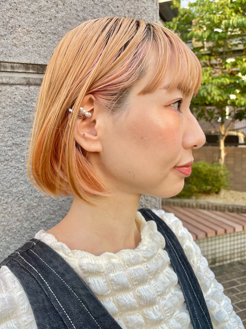 ブラック系のワンピース、ホワイト系のシャツ/ブラウス、グリーン系のショルダーバッグを着用したレディースの春コーディネートの3枚目の写真