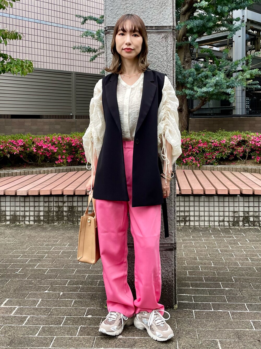 ホワイト系のシャツ/ブラウス、ブラック系のベスト、ピンク系のスラックスを着用したレディースの春コーディネートの2枚目の写真