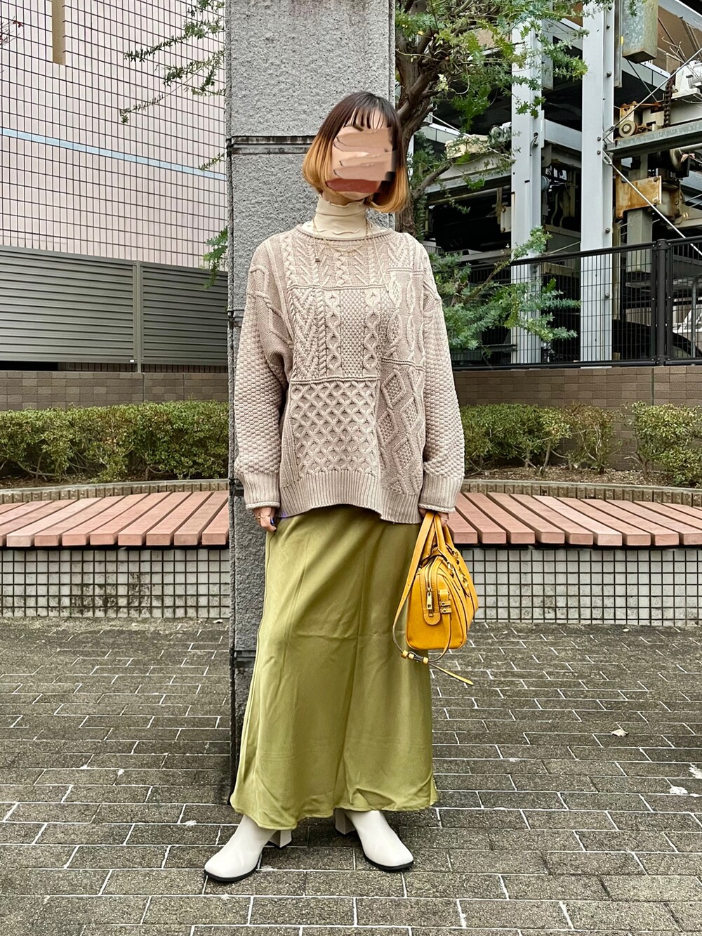 ホワイト系のその他アウター、イエロー系のスカート、イエロー系のショルダーバッグを着用したレディースの冬コーディネートの2枚目の写真