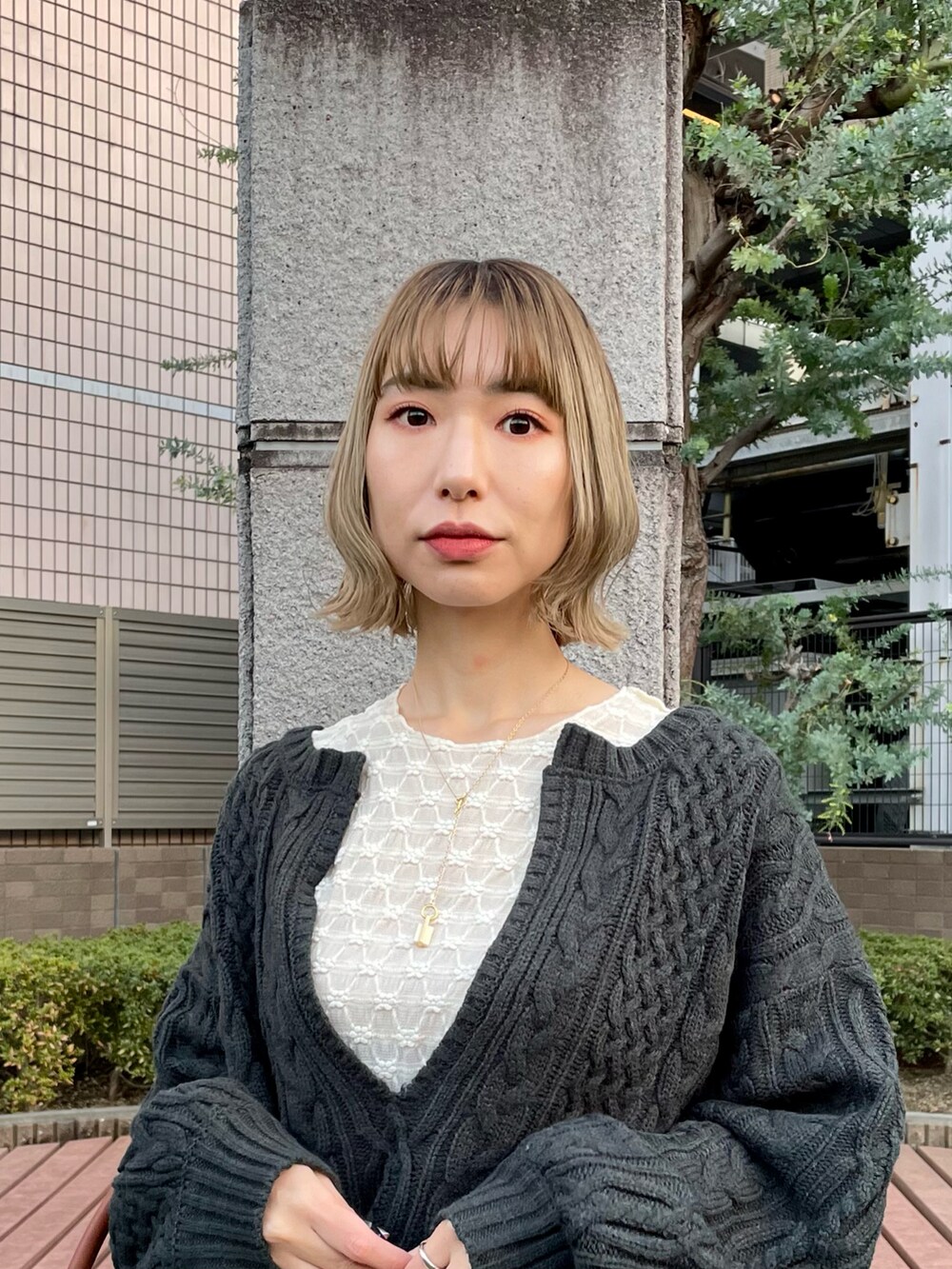 ブラック系のブルゾン、グリーン系のニット/セーター、ホワイト系のTシャツ/カットソーを着用したレディースの冬コーディネートの4枚目の写真