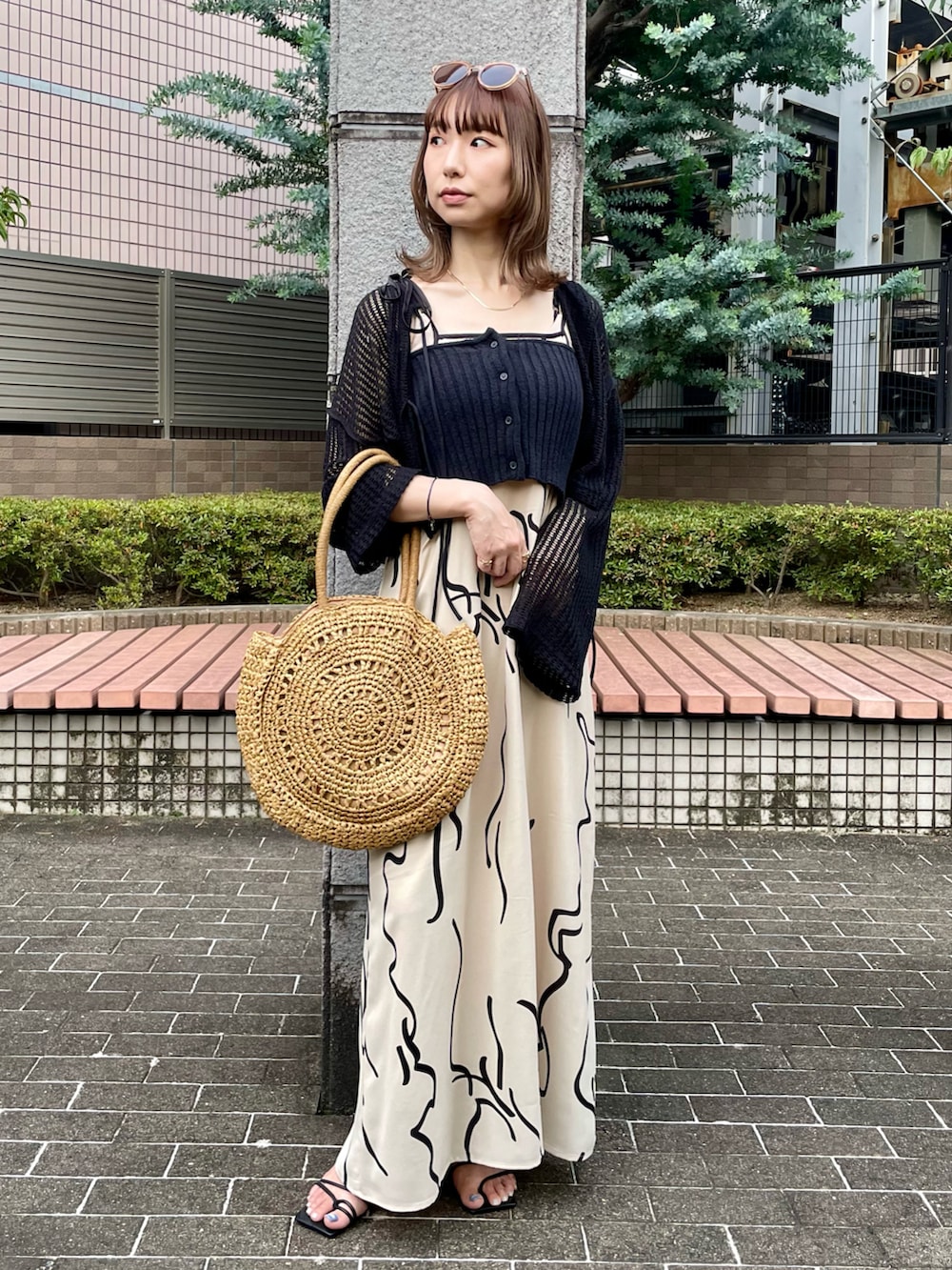 ホワイト系のワンピース、ブラック系のその他トップス、ブラック系のカーディガン/ボレロを着用したレディースの夏コーディネートの2枚目の写真