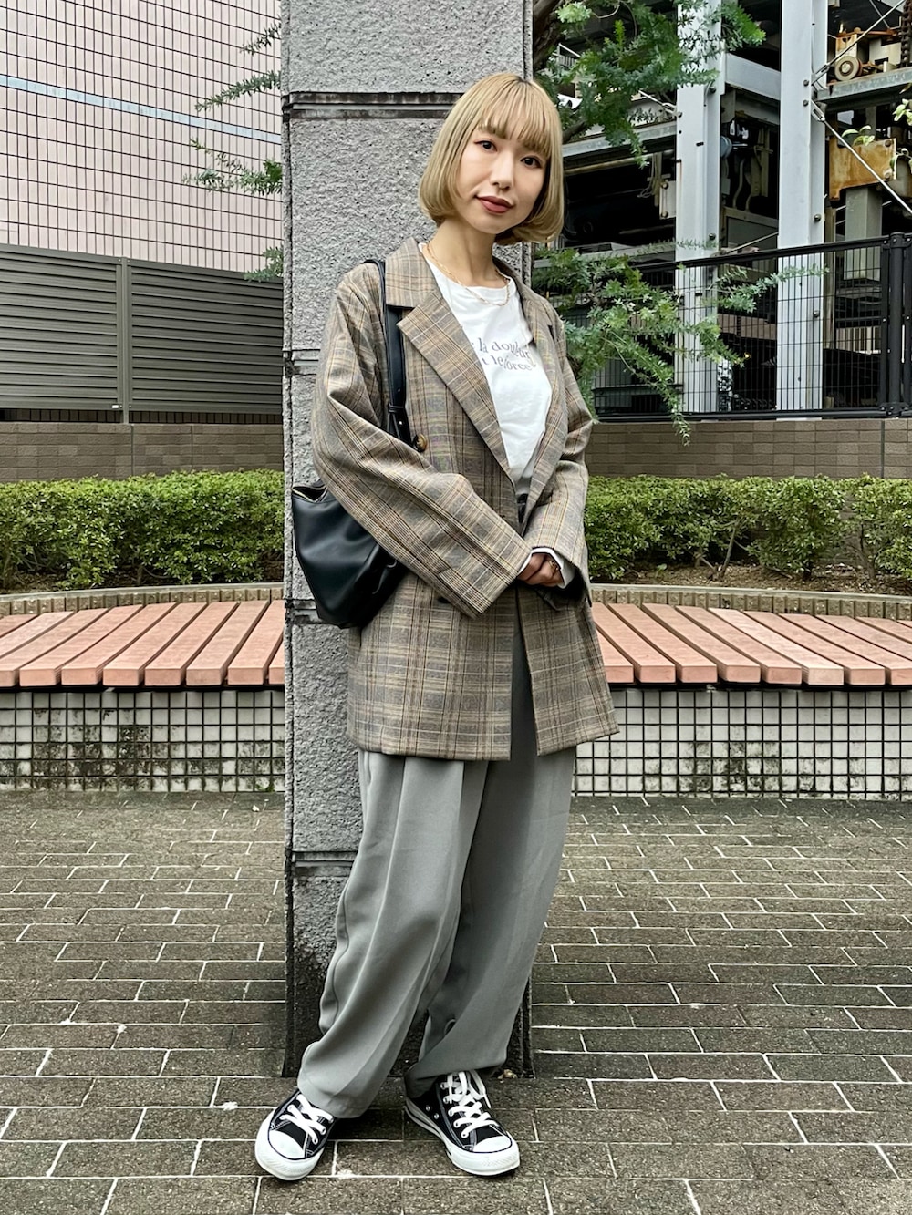ベージュ系のテーラードジャケット、グレー系のその他パンツ、ホワイト系のTシャツ/カットソーを着用したレディースの秋コーディネートの2枚目の写真