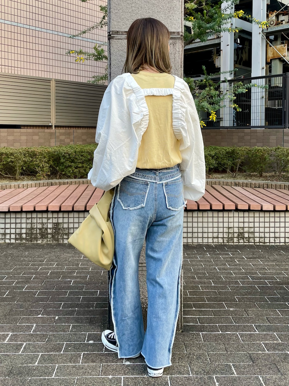 ホワイト系のシャツ/ブラウス、ブルー系のデニムパンツ、イエロー系のカーディガン/ボレロを着用したレディースの春コーディネートの2枚目の写真