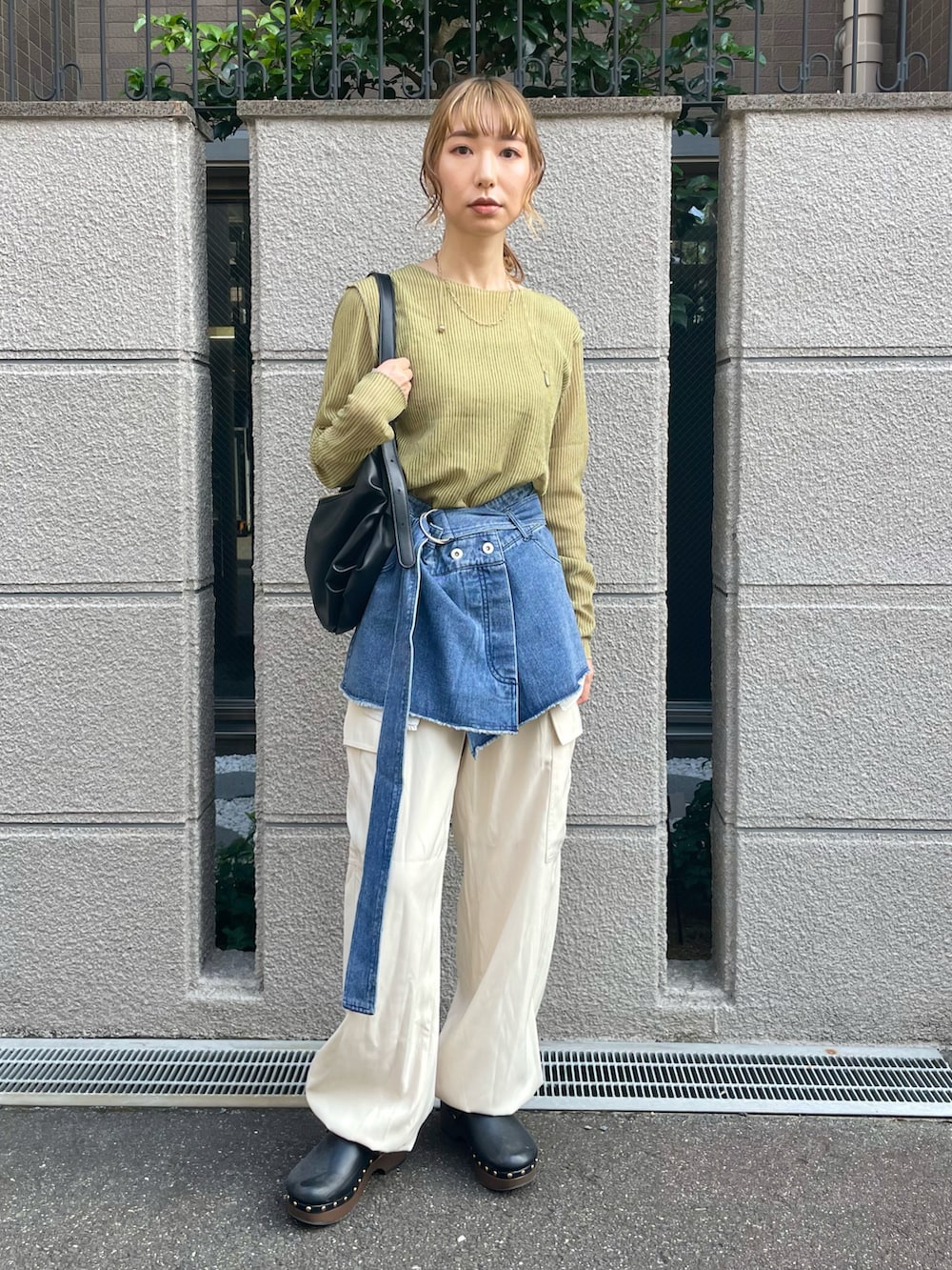 ホワイト系のカーゴパンツ、グリーン系のTシャツ/カットソー、ブラック系のサンダルを着用したレディースの夏コーディネートの2枚目の写真