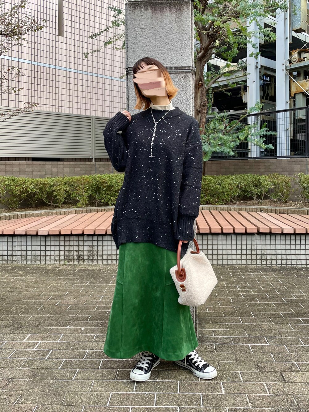 「スニーカー、ビッグシルエット、チェスターコート、グリーン、UNIQLO、冬コーデ、大人カジュアル、ロングスカート、休日スタイル、ootd、マーメイドスカート、モックネック、ボアバッグ、チェック柄に恋してる、ニット/セーター」|「FREAK'S STOREの▽【WEB限定】ガンクラブBIGチェスターコート(ガウンコート)(チェスターコート、ベージュ系)」を使った、まちるだ さん(レディース・157cm)の秋コーディネートの2枚目の写真