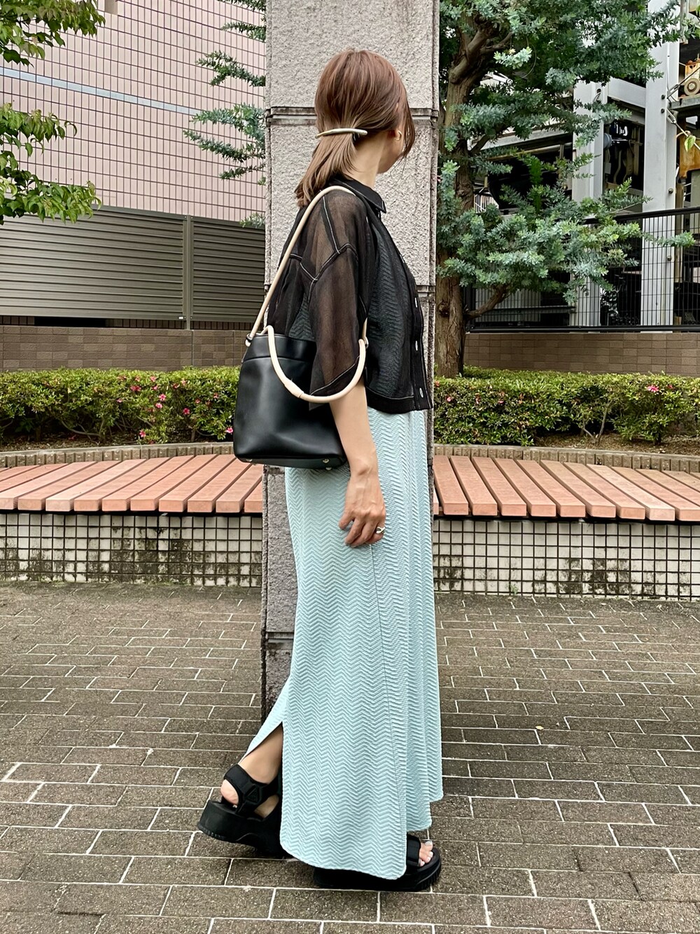 ブルー系のワンピース、ブラック系のシャツ/ブラウス、ブラック系のサンダルを着用したレディースの夏コーディネートの2枚目の写真