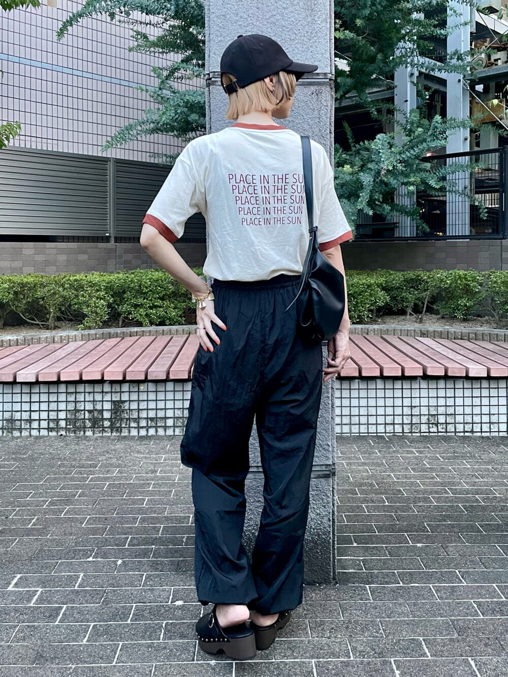 ブラウン系のTシャツ/カットソー、ブラック系のその他パンツ、ブラック系のサンダルを着用したレディースの夏コーディネートの2枚目の写真
