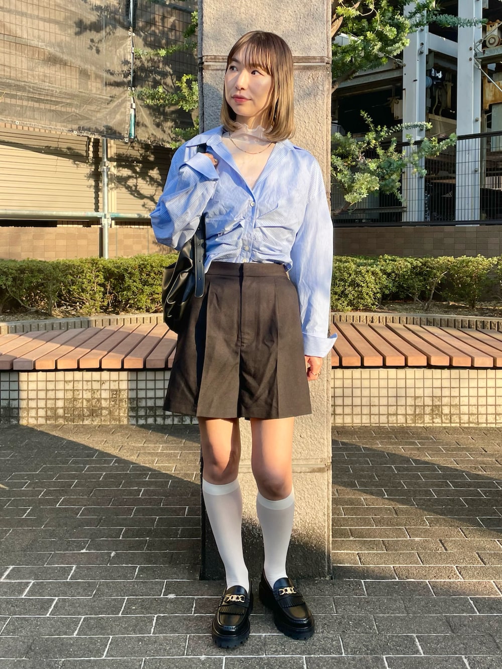 ブラック系のその他パンツ、ブルー系のシャツ/ブラウス、グレー系のTシャツ/カットソーを着用したレディースの春コーディネートの2枚目の写真