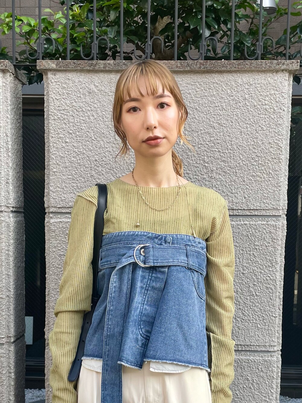 ホワイト系のカーゴパンツ、グリーン系のTシャツ/カットソー、ブラック系のサンダルを着用したレディースの夏コーディネートの3枚目の写真