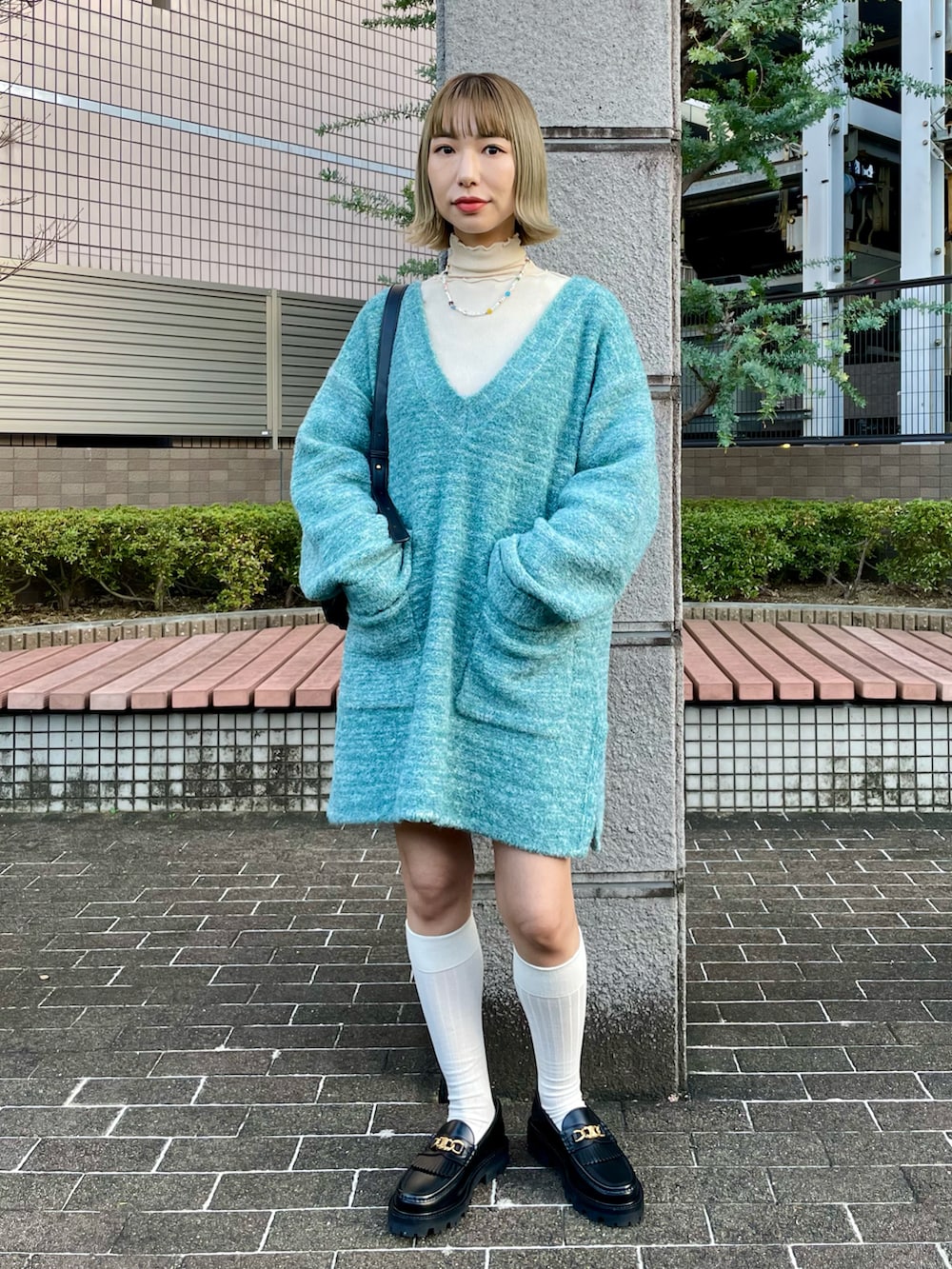 ブルー系のニット/セーター、ホワイト系のTシャツ/カットソー、ブラック系のローファーを着用したレディースの秋コーディネートの2枚目の写真