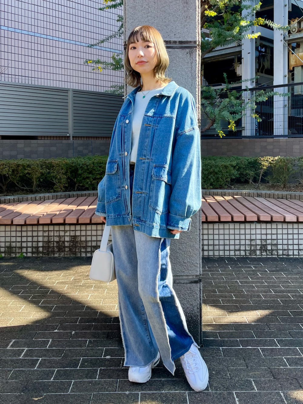 ブルー系のデニムジャケット、ブルー系のTシャツ/カットソー、ブルー系のデニムパンツを着用したレディースの冬コーディネートの2枚目の写真