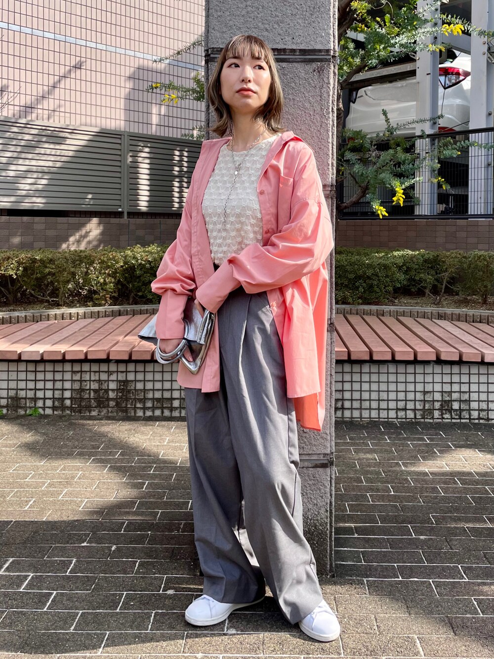 「春服デビュー宣言、休日スタイル、お出かけコーデ、パンツコーデ、きれいめカジュアル、スニーカー女子、adidas、春服みてみて、着回しコーデ、シャツスタイル、スラックス、オトナカジュアル、お花見コーデ」|「Kastaneの【2022AWアイテム】フラワージャガードプルオーバー(Tシャツ/カットソー、ホワイト系)」を使った、まちるだ さん(骨格ナチュラル・レディース・157cm)の春コーディネートの2枚目の写真
