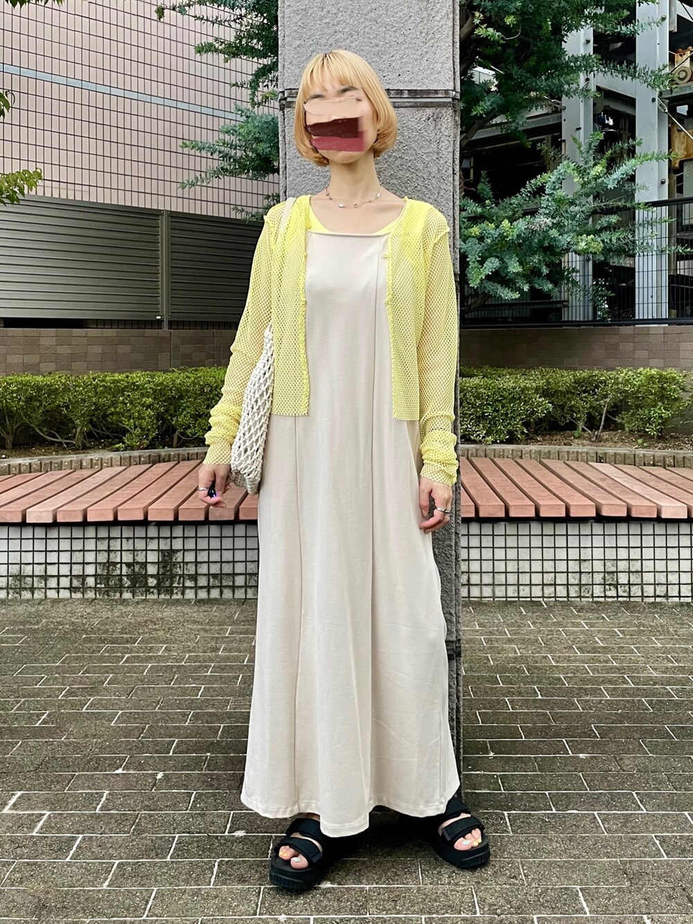 ホワイト系のワンピース、イエロー系のTシャツ/カットソー、イエロー系のタンクトップを着用したレディースの夏コーディネートの2枚目の写真