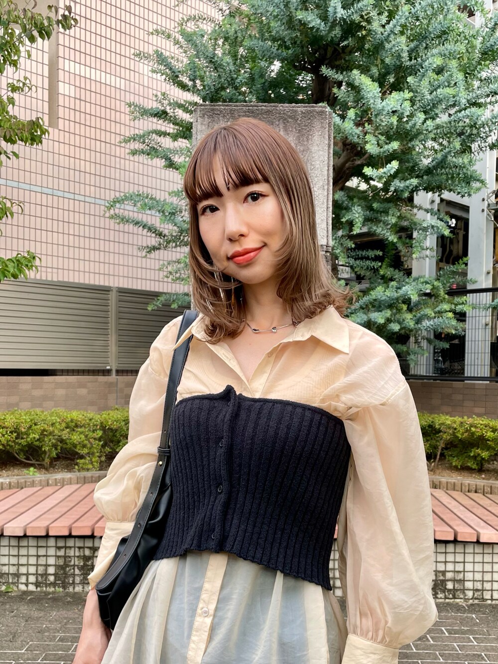 ブラック系のその他トップス、ベージュ系のシャツ/ブラウス、ブルー系のデニムパンツを着用したレディースの夏コーディネートの2枚目の写真