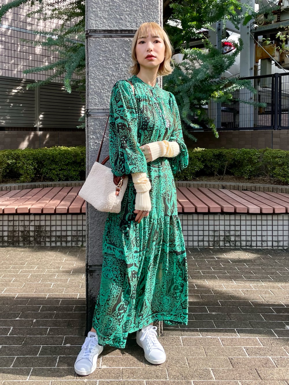グリーン系のワンピース/ドレス、ホワイト系のスニーカー、ホワイト系のショルダーバッグを着用したレディースの秋コーディネートの2枚目の写真
