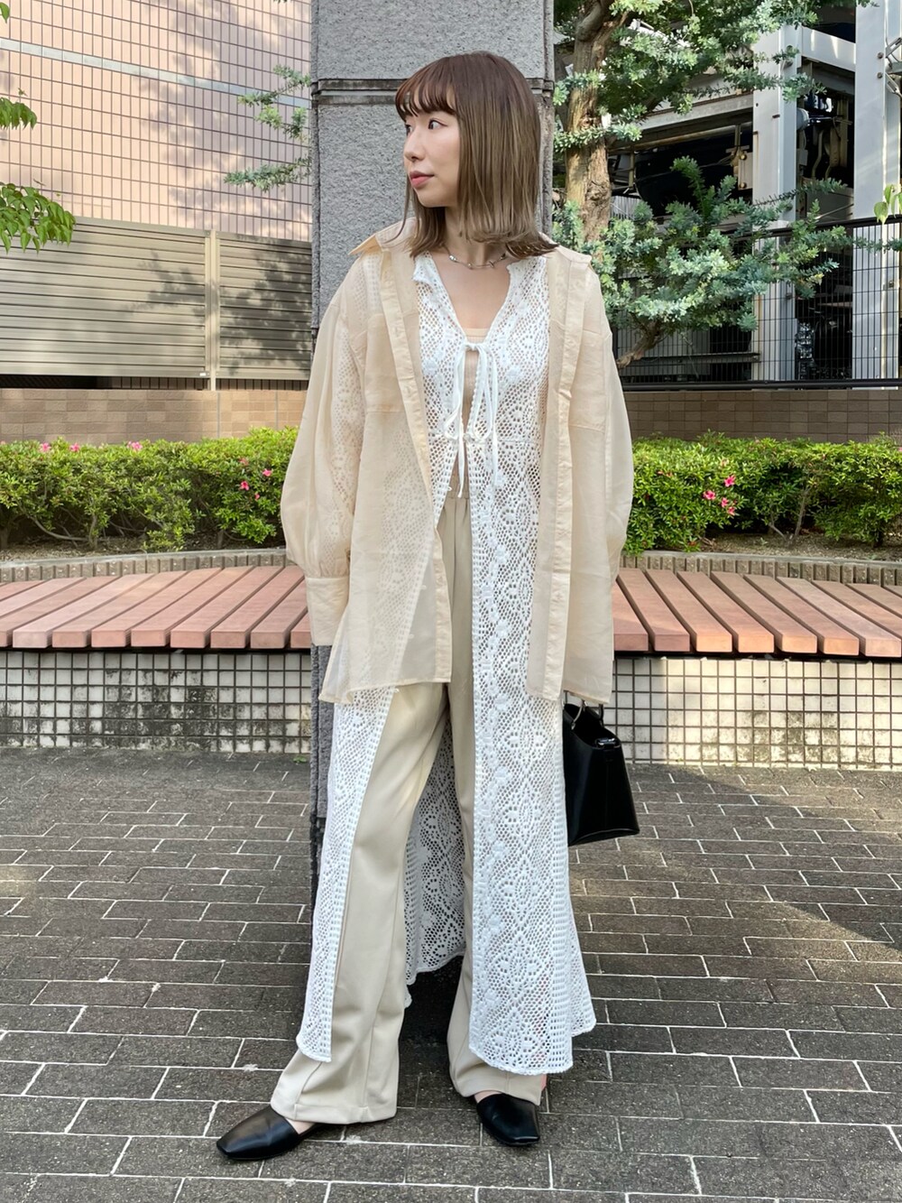 ベージュ系のシャツ/ブラウス、ベージュ系のその他パンツ、ホワイト系のワンピースを着用したレディースの春コーディネートの2枚目の写真