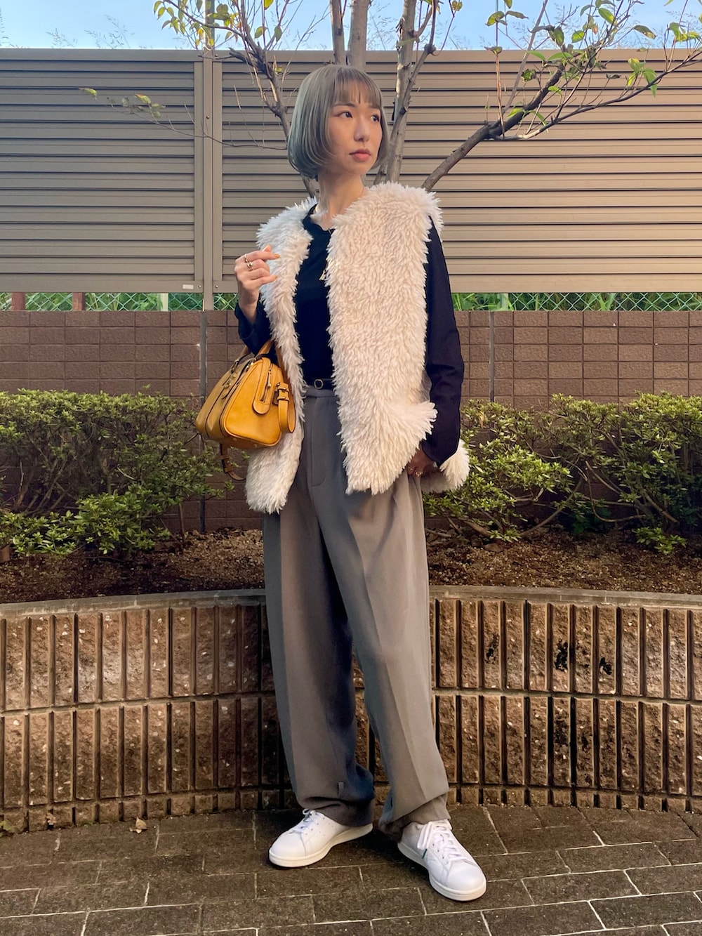 ホワイト系のベスト、ブラック系のTシャツ/カットソー、グレー系のその他パンツを着用したレディースの秋コーディネートの2枚目の写真