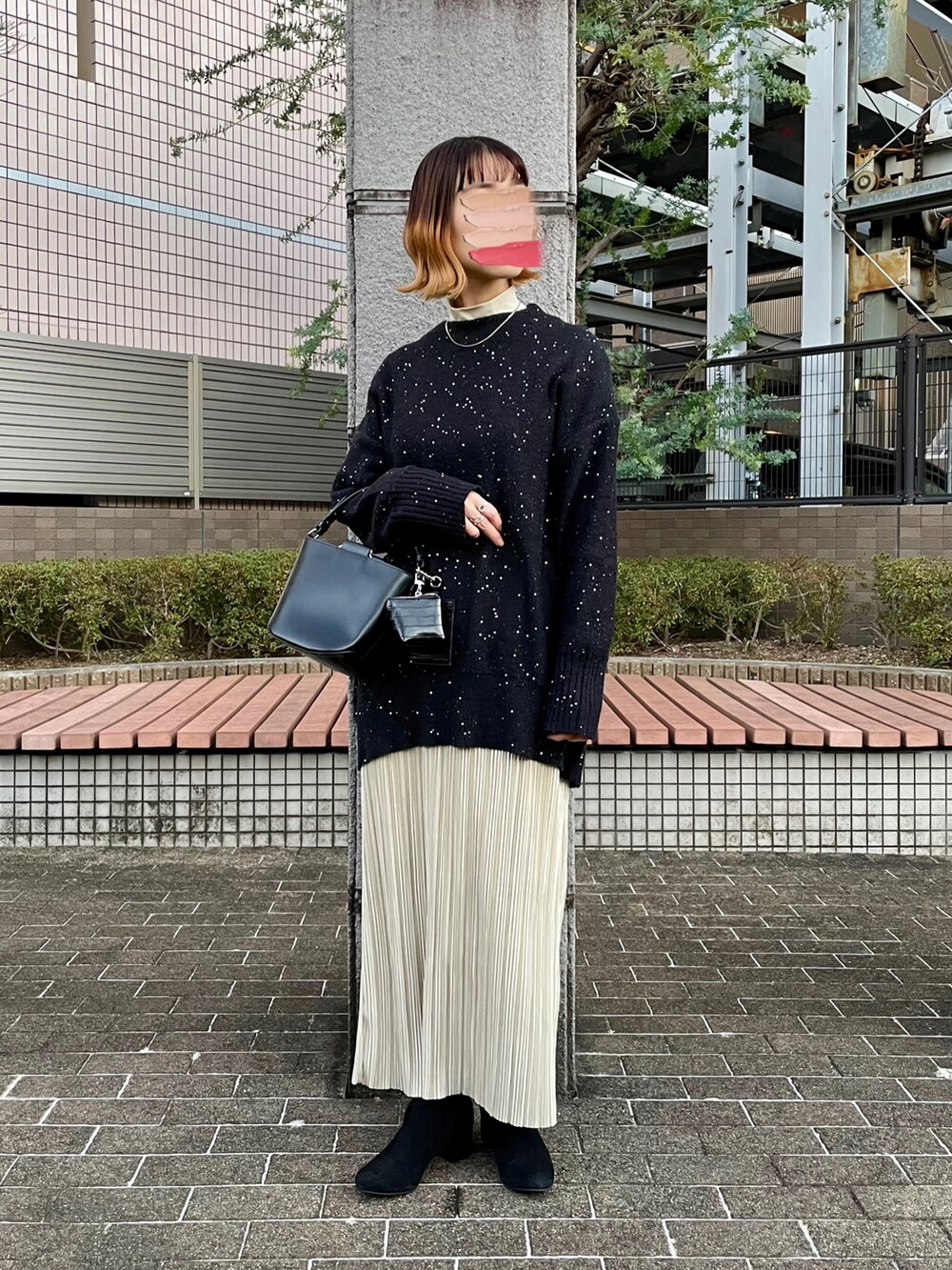 ホワイト系のその他アウター、ブラック系のニット/セーター、ホワイト系のスカートを着用したレディースの冬コーディネートの2枚目の写真