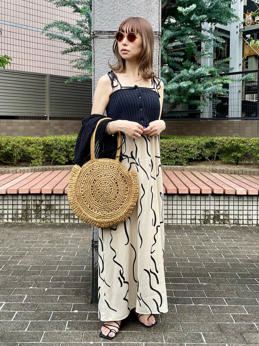 ホワイト系のワンピース、ブラック系のその他トップス、ブラック系のカーディガン/ボレロを着用したレディースの夏コーディネートの3枚目の写真