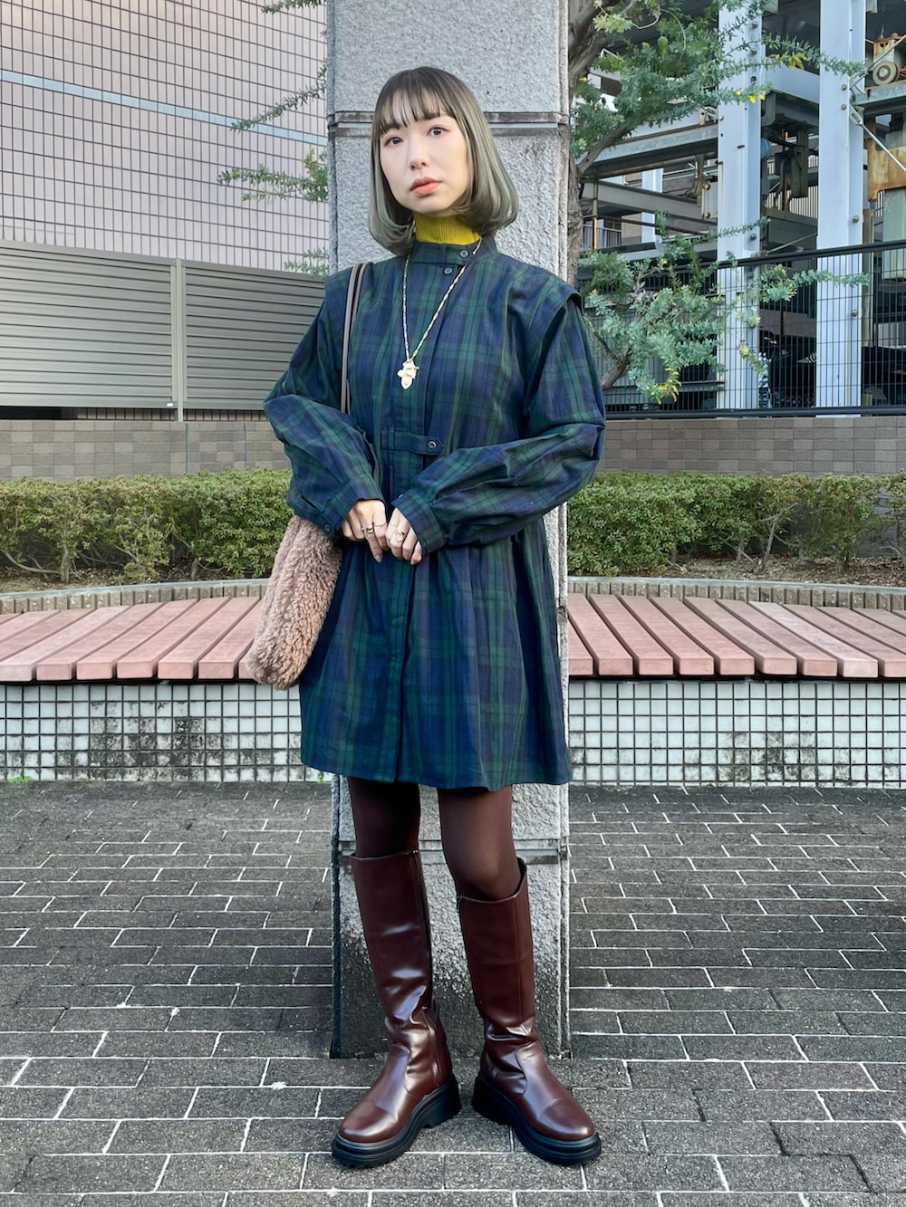 ブラウン系のダウンジャケット/コート、その他のワンピース、グリーン系のニット/セーターを着用したレディースの冬コーディネートの2枚目の写真