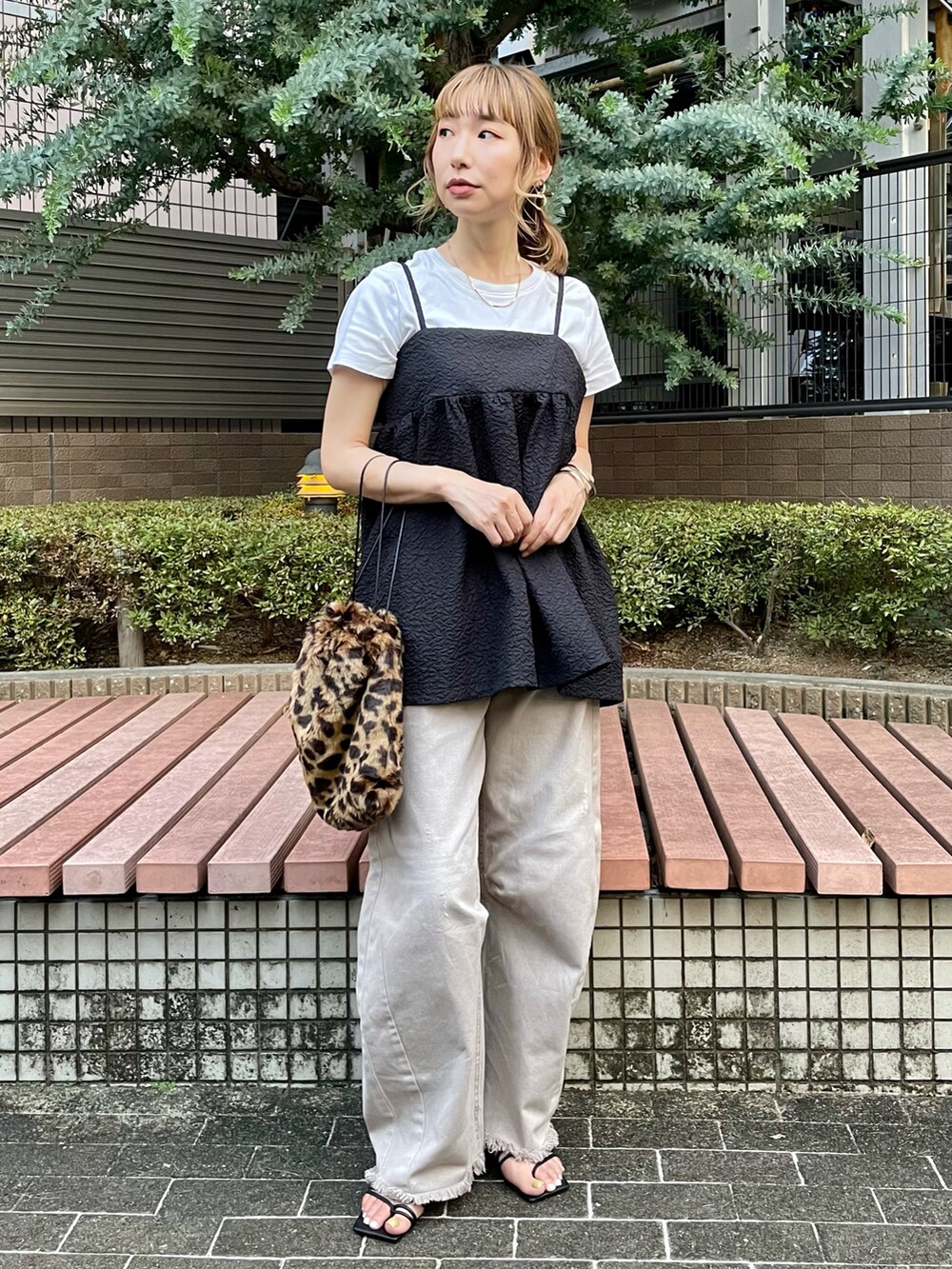 ベージュ系のデニムパンツ、ブラック系のキャミソール、ホワイト系のTシャツ/カットソーを着用したレディースの夏コーディネートの2枚目の写真