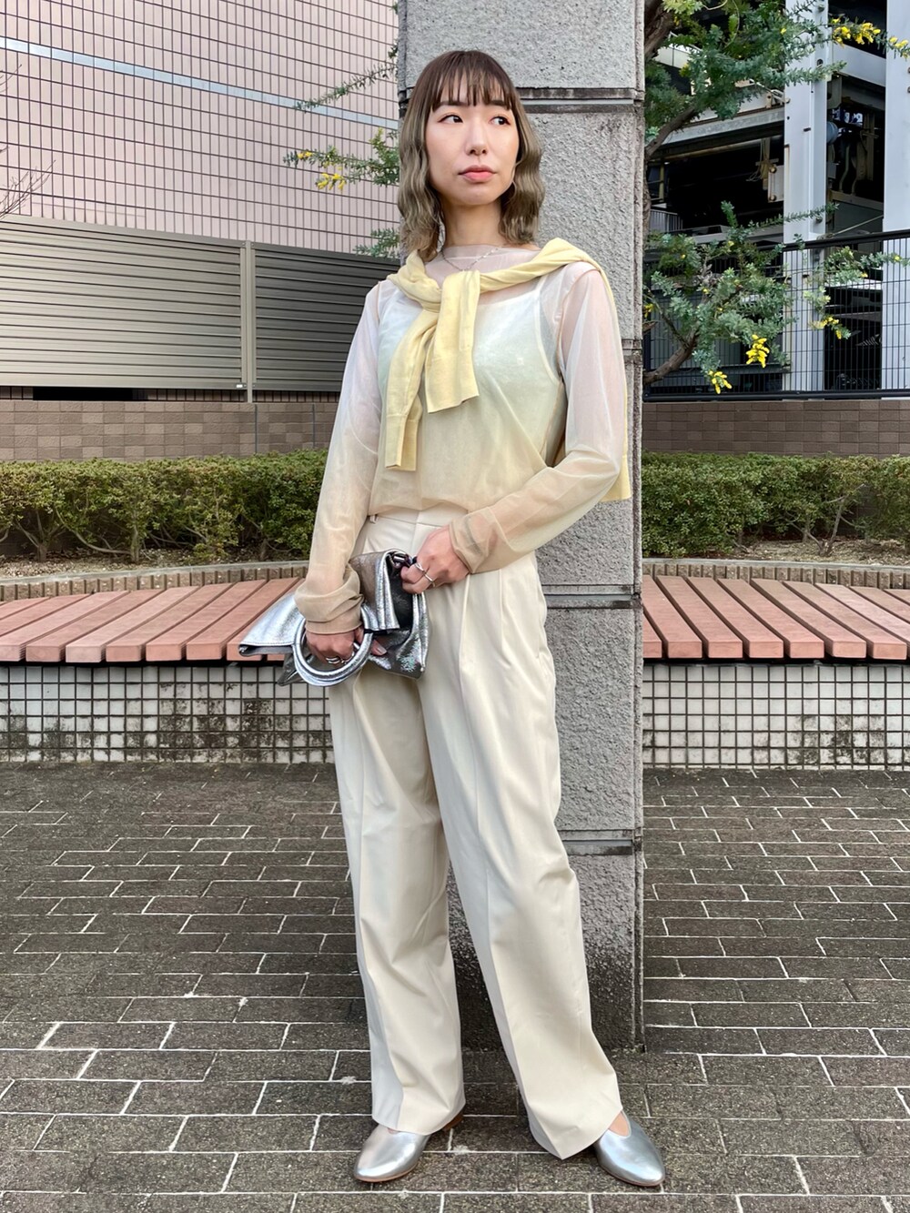 ホワイト系のパンツ、イエロー系のTシャツ/カットソー、イエロー系のカーディガン/ボレロを着用したレディースの春コーディネートの2枚目の写真