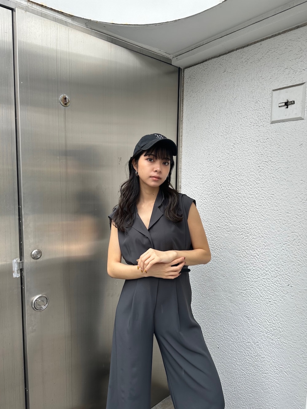 グレー系のつなぎ/オールインワン、ブラック系のサンダルを着用したレディースの春コーディネートの2枚目の写真