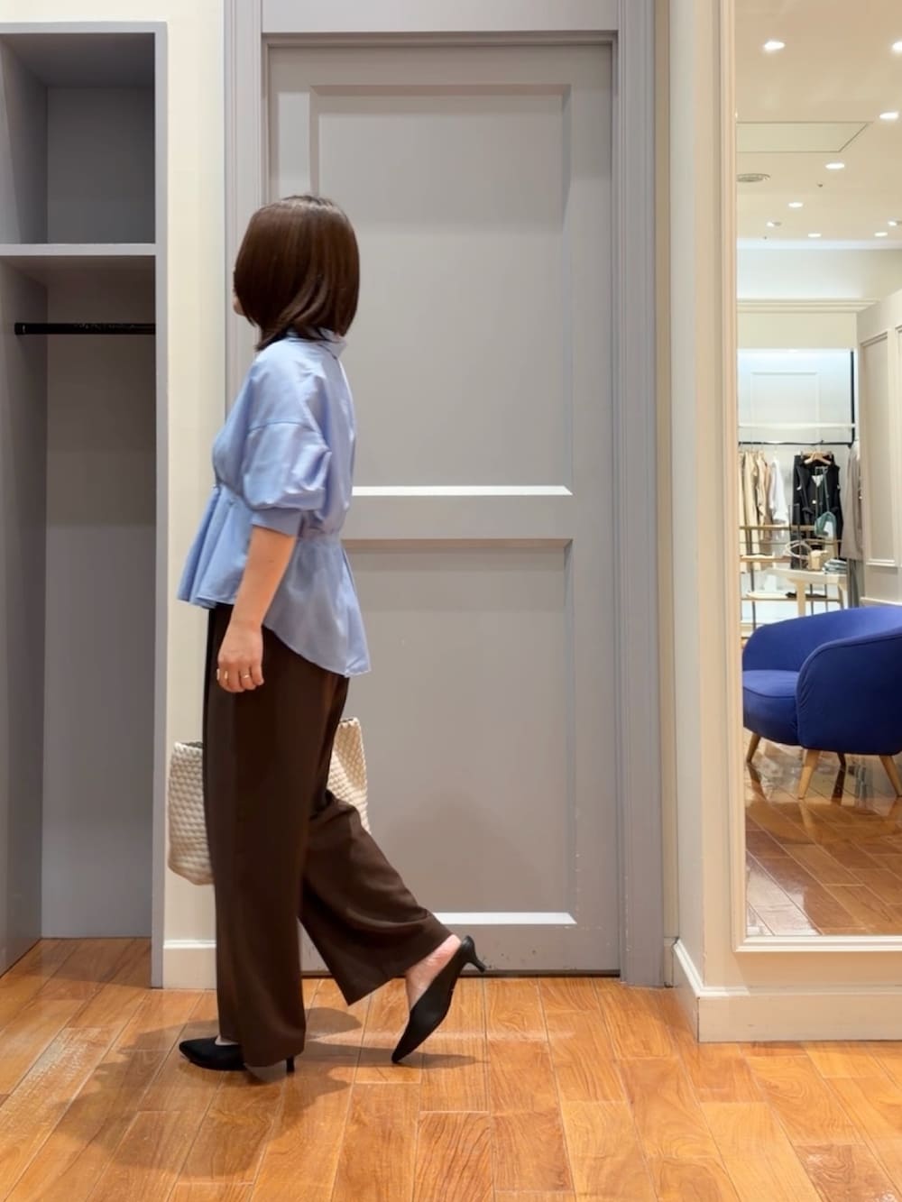 ブラウン系のその他パンツ、ブラック系のパンプス、ブルー系のシャツ/ブラウスを着用したレディースの夏コーディネートの3枚目の写真