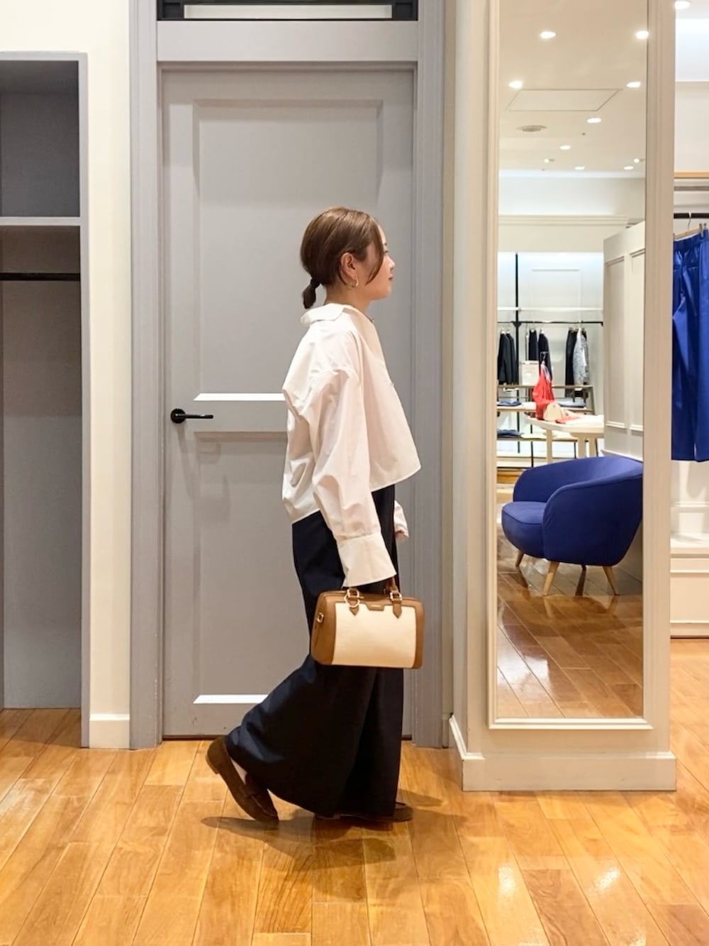 ホワイト系のシャツ/ブラウス、ブルー系のその他パンツ、ブラウン系のボストンバッグを着用したレディースの春コーディネートの3枚目の写真