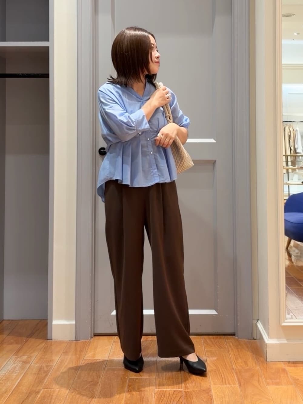 ブラウン系のその他パンツ、ブラック系のパンプス、ブルー系のシャツ/ブラウスを着用したレディースの夏コーディネートの4枚目の写真