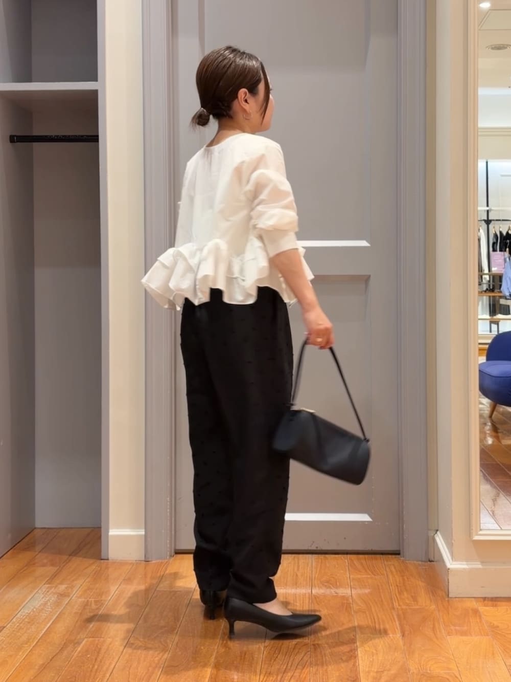 ブラック系のその他パンツ、ホワイト系のシャツ/ブラウス、ブルー系のショルダーバッグを着用したレディースの夏コーディネートの3枚目の写真