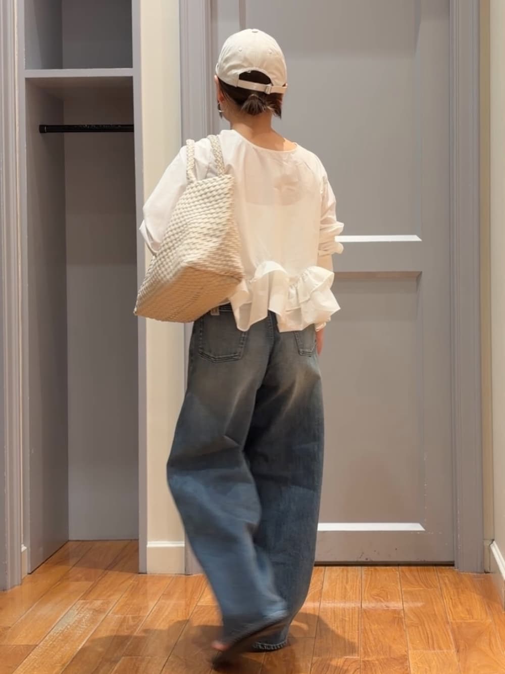 ホワイト系のシャツ/ブラウス、ブルー系のデニムパンツ、ホワイト系のトートバッグを着用したレディースの夏コーディネートの2枚目の写真