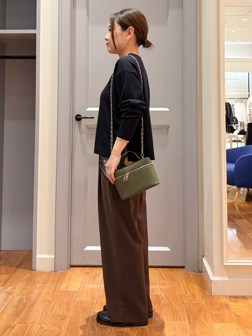 ブラウン系のその他パンツ、グリーン系のショルダーバッグ、ブルー系のカーディガン/ボレロを着用したレディースの秋コーディネートの2枚目の写真