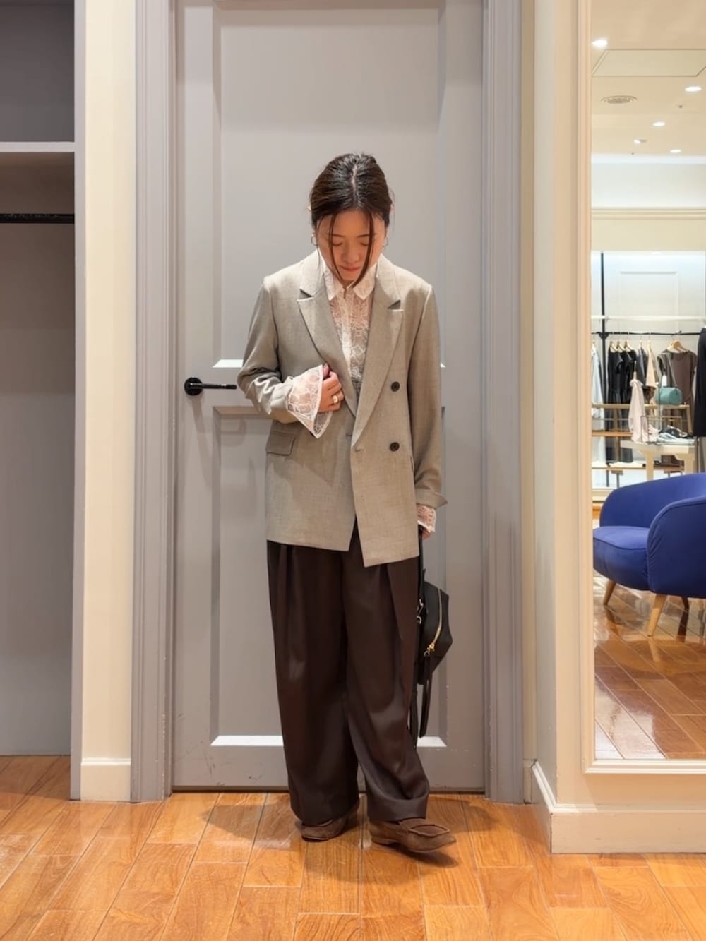 ベージュ系のテーラードジャケット、ホワイト系のシャツ/ブラウス、ブラウン系のその他パンツを着用したレディースの秋コーディネートの6枚目の写真