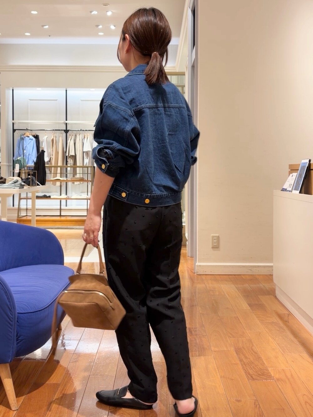 ブラック系のその他パンツ、ブルー系のデニムジャケット、イエロー系のショルダーバッグを着用したレディースの夏コーディネートの5枚目の写真