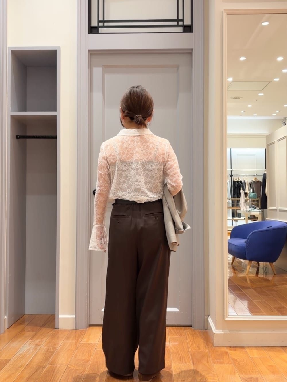 ベージュ系のテーラードジャケット、ホワイト系のシャツ/ブラウス、ブラウン系のその他パンツを着用したレディースの秋コーディネートの5枚目の写真